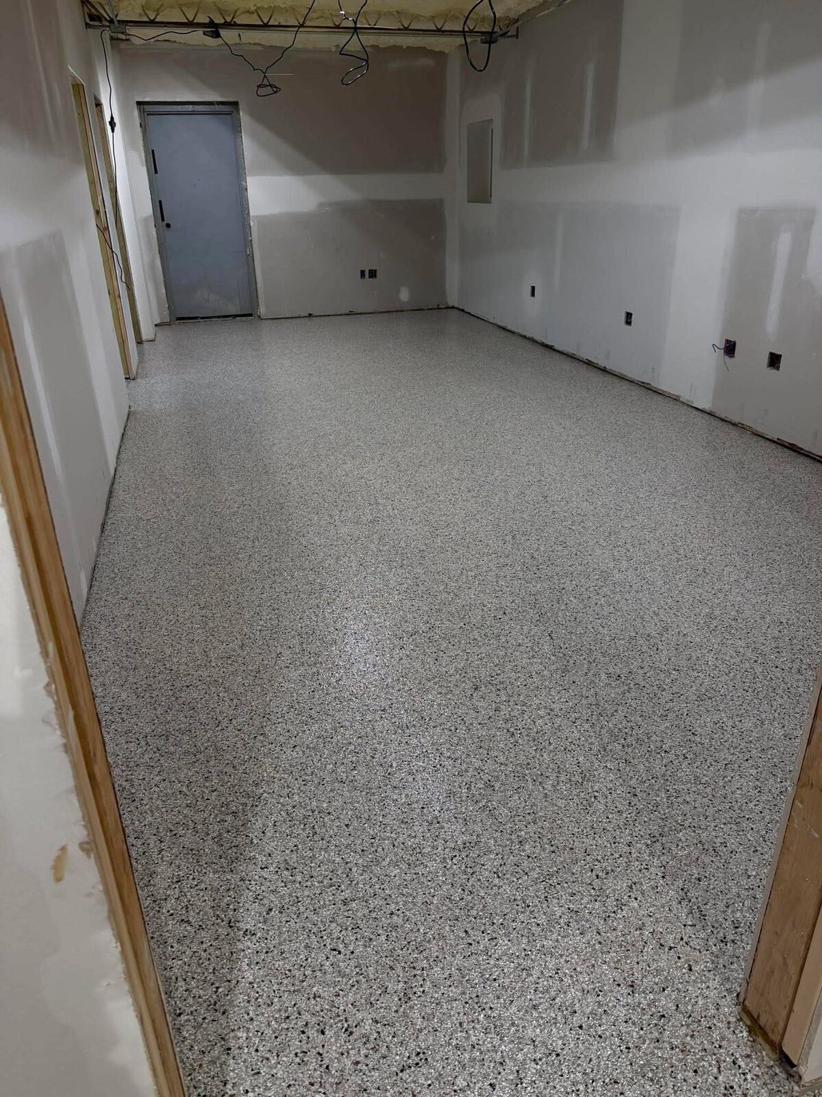 Finished flake epoxy floor
